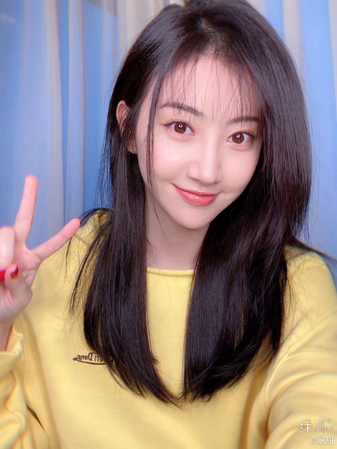 景甜晒自拍超会摆pose明眸皓齿秀发披肩清新迷人