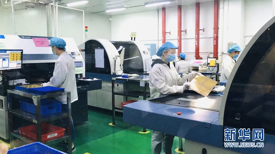 安捷利(番禺)电子实业有限公司的员工正在工作中.新华网 林晓蕾 摄