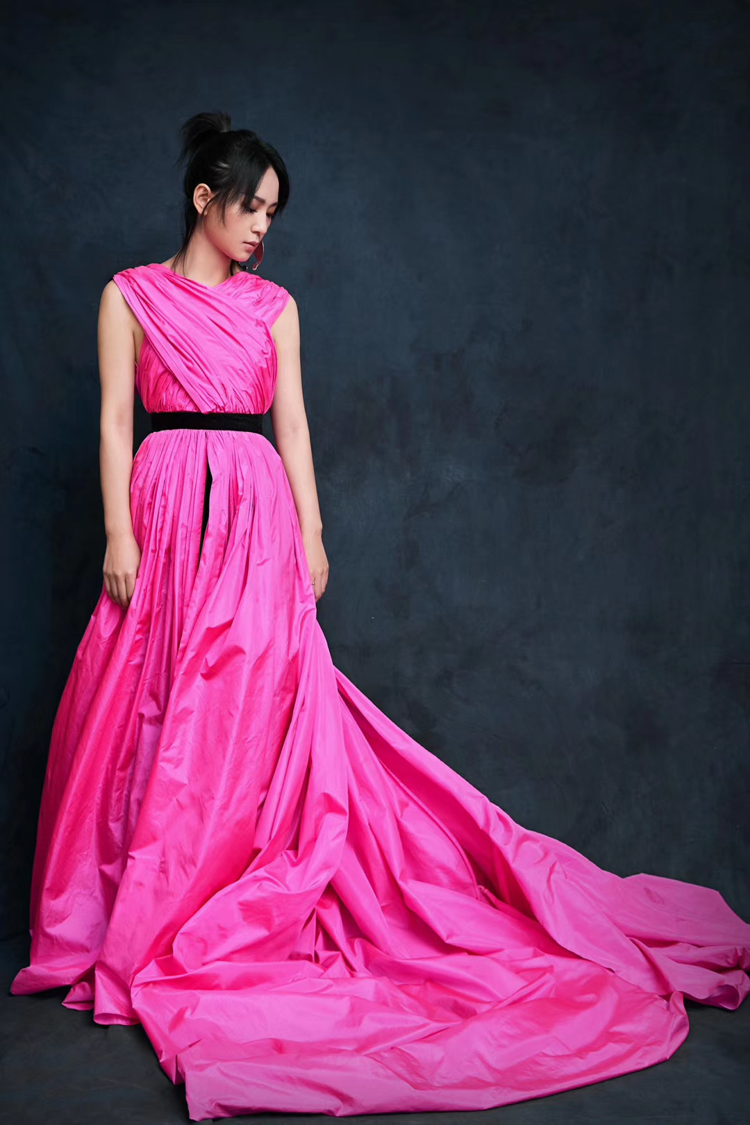 周笔畅成功减肥粉色裙装仙气十足