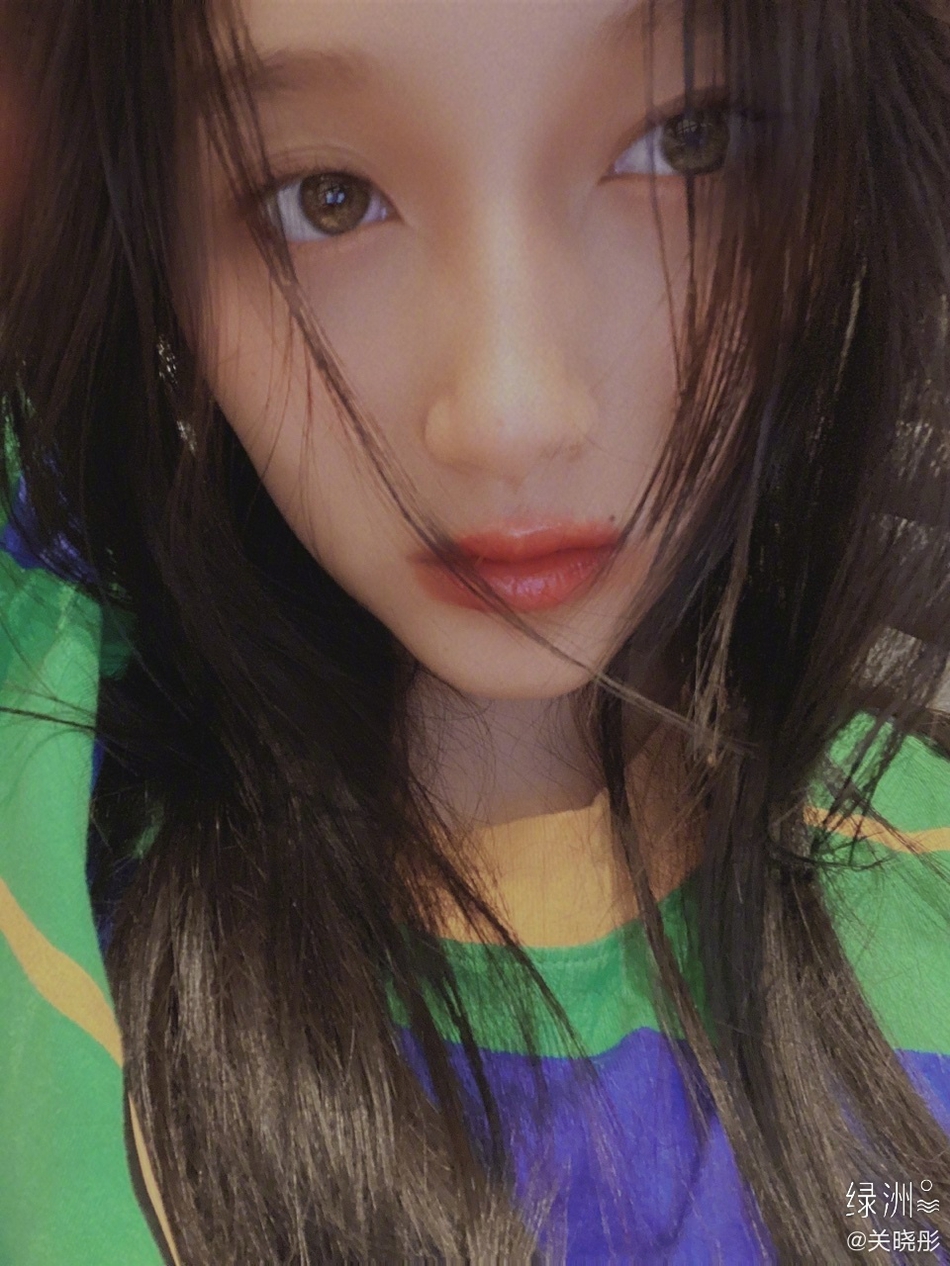 关晓彤晒九宫格自拍发丝凌乱红唇娇艳欲滴