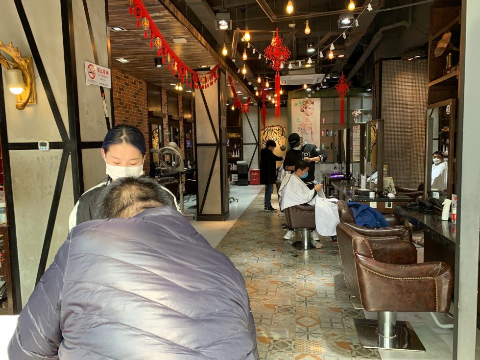 直击上海理发店现场防控
