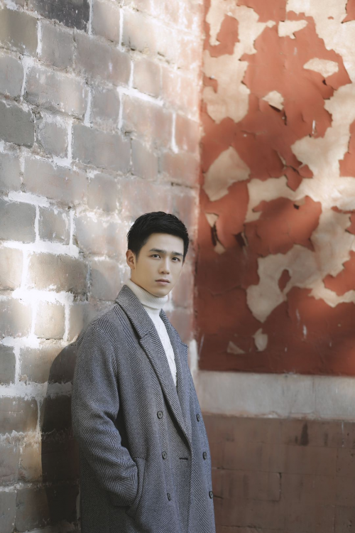 《奈何boss2》热播 利晴天新写真温暖绅士漫步落叶大道