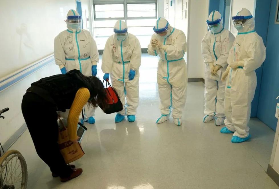 严女士出院临别时向医护人员鞠躬致谢.