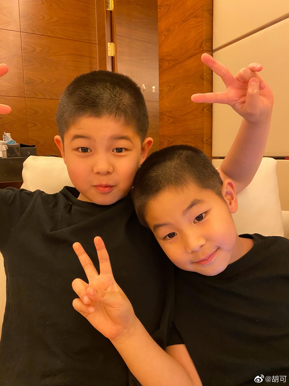 胡可晒儿子新发型 安吉和小鱼儿剪板寸帅气可爱