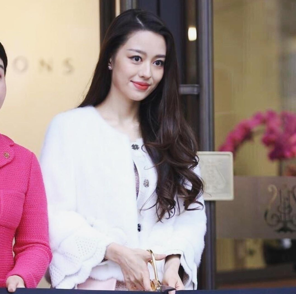 吉娜穿粉色礼裙弹钢琴 低头甜笑优雅温柔