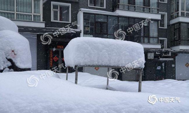 2月16日，吉林长白县大雪飘飘，积雪深度超过半米。(图/王丹)