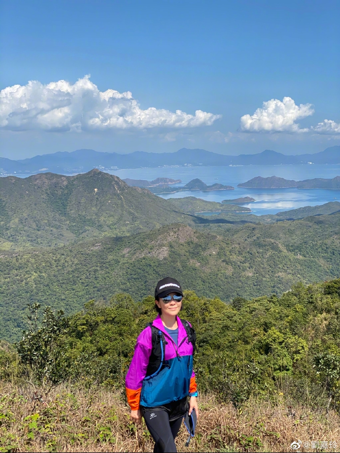 刘嘉玲晒登山照景美如画山顶摆pose笑容灿烂活力十足