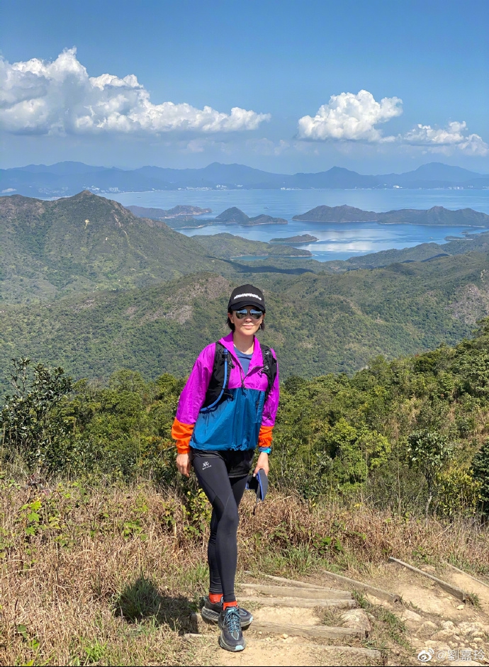 刘嘉玲晒登山照景美如画山顶摆pose笑容灿烂活力十足