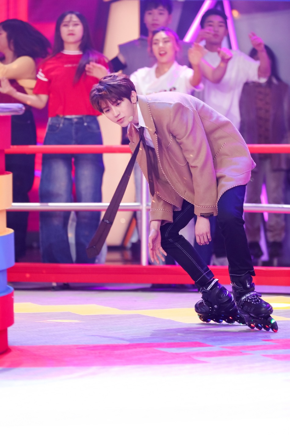 蔡徐坤穿棕色风衣清爽利落 变身轮滑少年挑战"金鸡独立"