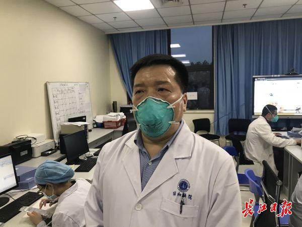 张挪富接受采访 记者黄琪 摄