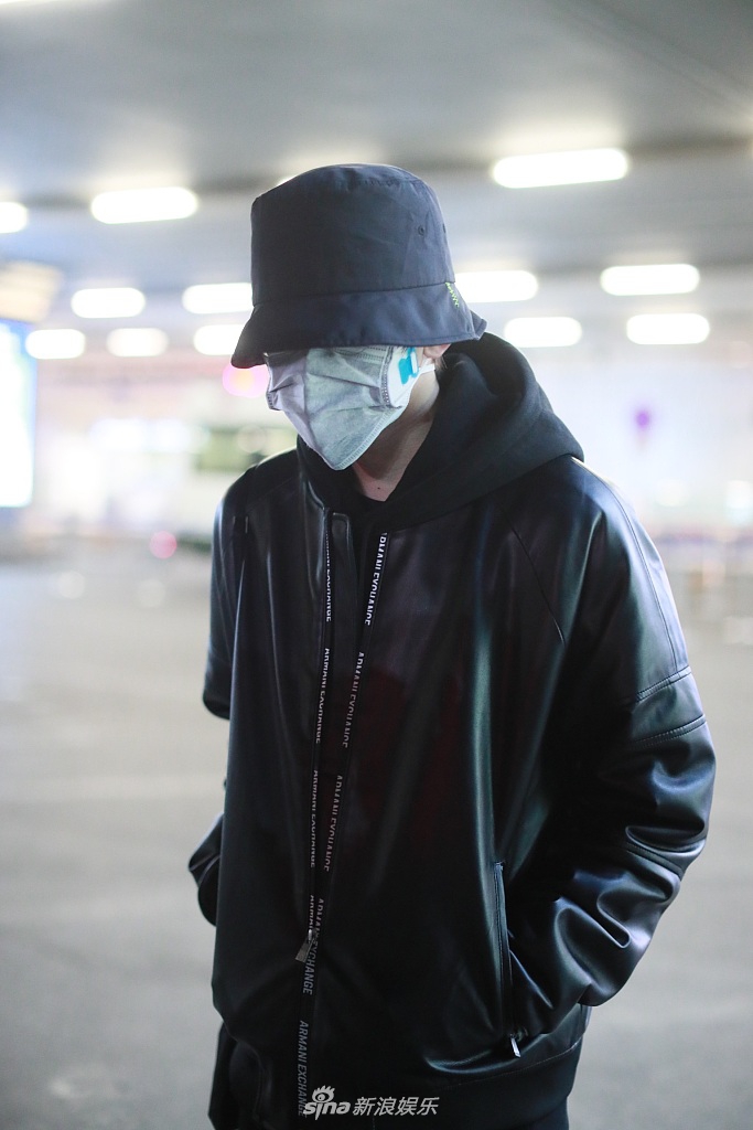 蔡徐坤穿黑色皮衣帅气爆表 戴两层口罩自我防范到位