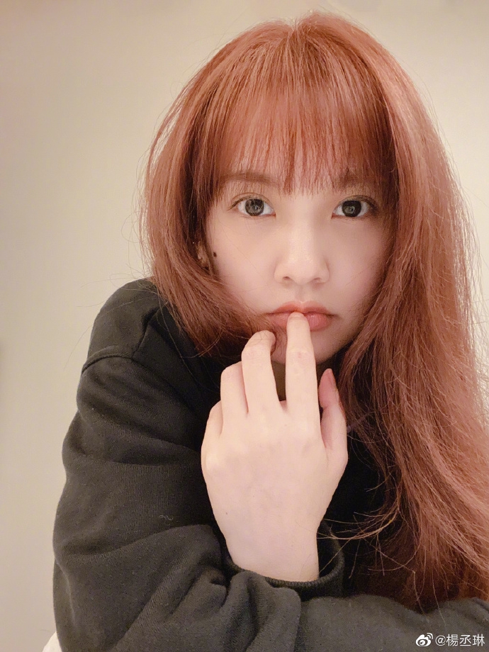 杨丞琳剪回刘海造型染新发色 笑称又想抓住青春的尾巴