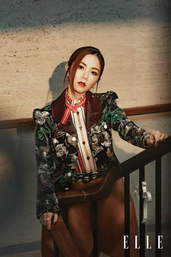 邓紫棋束发拍大片展现知性魅力红唇冷艳盯镜头气场足