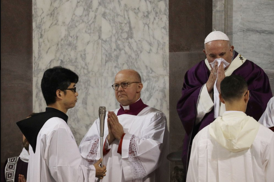 教皇方济各在周三的活动上擦鼻子 图源：美联社