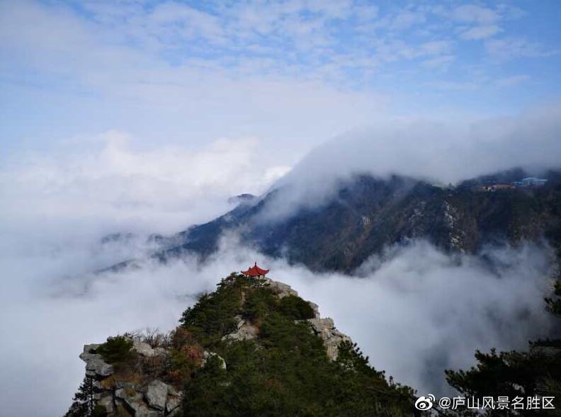 2月26日,庐山小天池,大月山现壮观瀑布云海. 微博@庐山风景名胜区 图