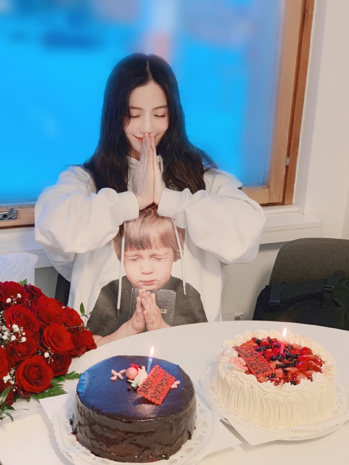 angelababy生日美照仙气十足手捧玫瑰笑容甜蜜似少女