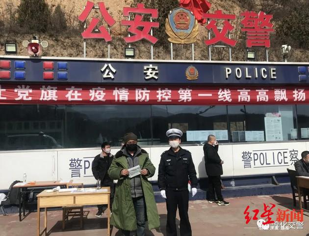 2月21日，淳化民警护送张先生（左二）至旬邑土桥检查站。淳化交警 图