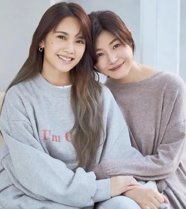 陈妍希晒四年前旧照与杨丞琳合影满脸胶原蛋白