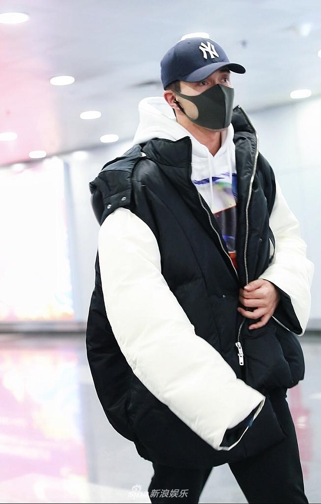 高伟光穿拼色棉服显呆萌可爱素颜戴帽难掩帅气