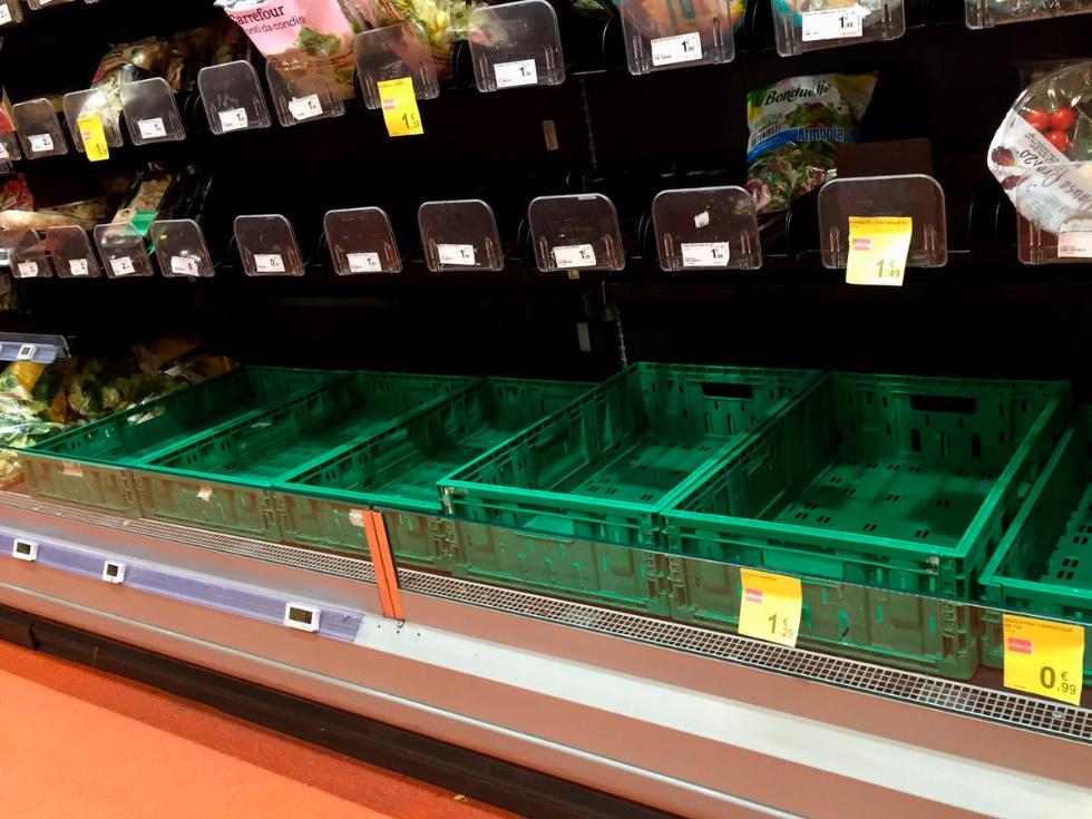 2月23日，意大利米兰的一家超市里，货架上的商品被抢空。图源：美联社