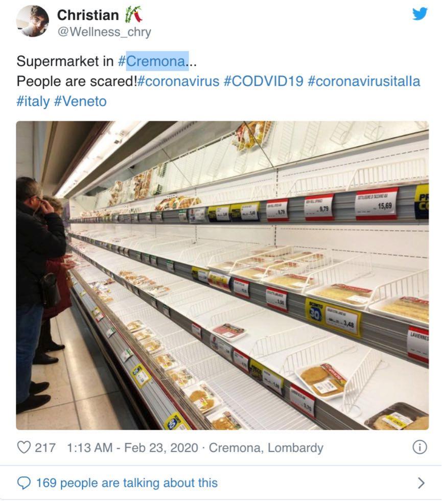 意大利网民Francesco Chiavari 称，在意大利米兰超市里物品被抢购一空，并用手机拍下了视频。↓↓↓