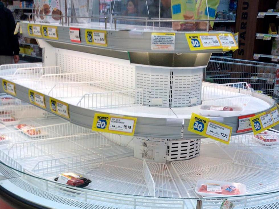 2月23日，米兰一家超市冷藏肉货品销售一空。图源：美联社