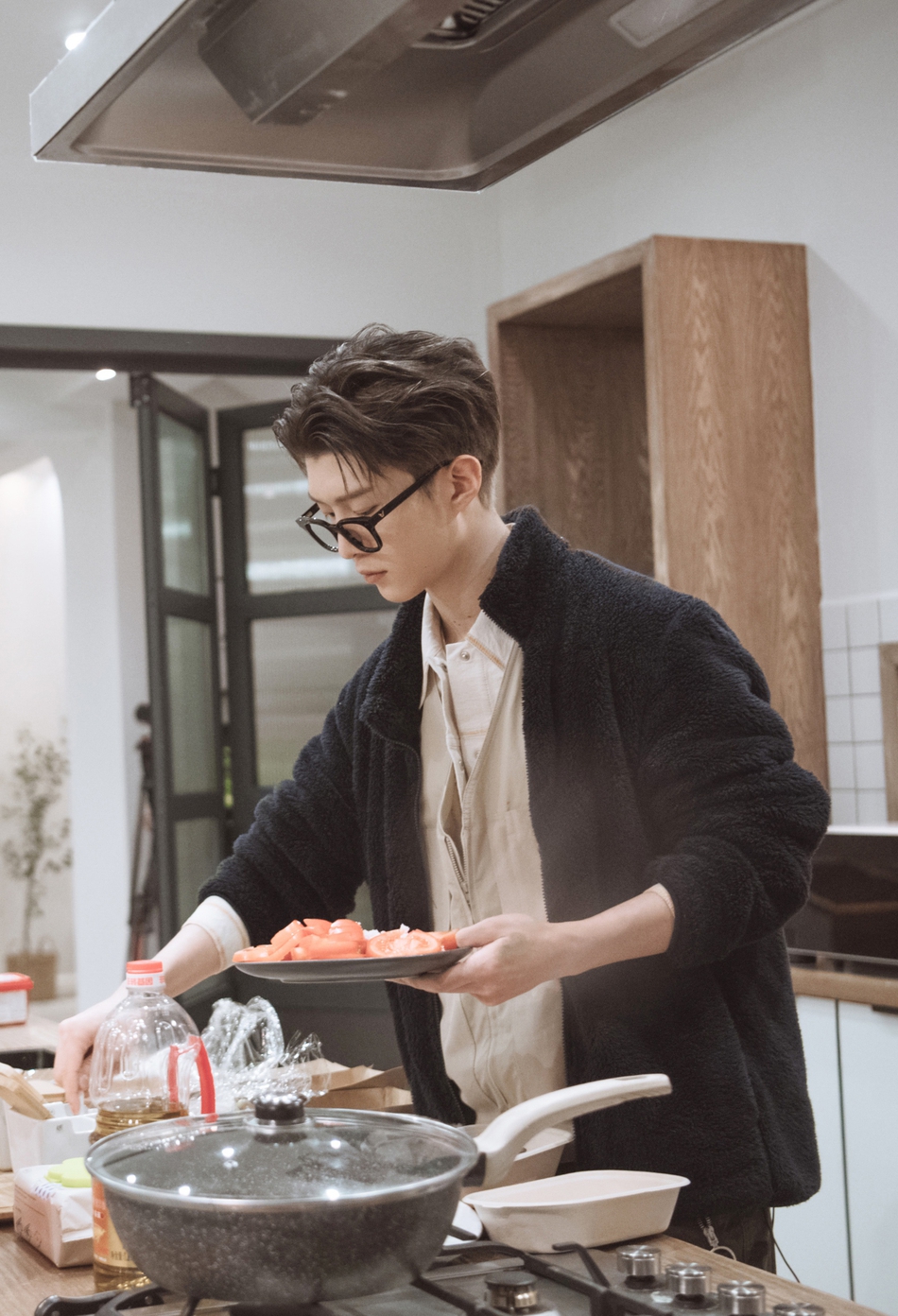 近日,《朋友请听好》发布一组剧照,范丞丞黑框眼镜搭配衬衫文艺范儿