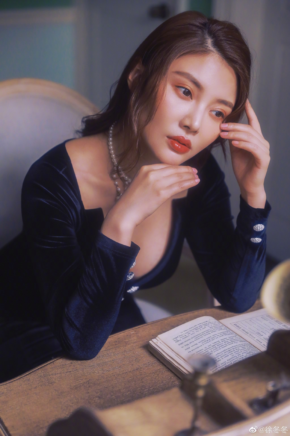 徐冬冬最新写真尽显复古美身穿包臀长裙大秀迷人曲线