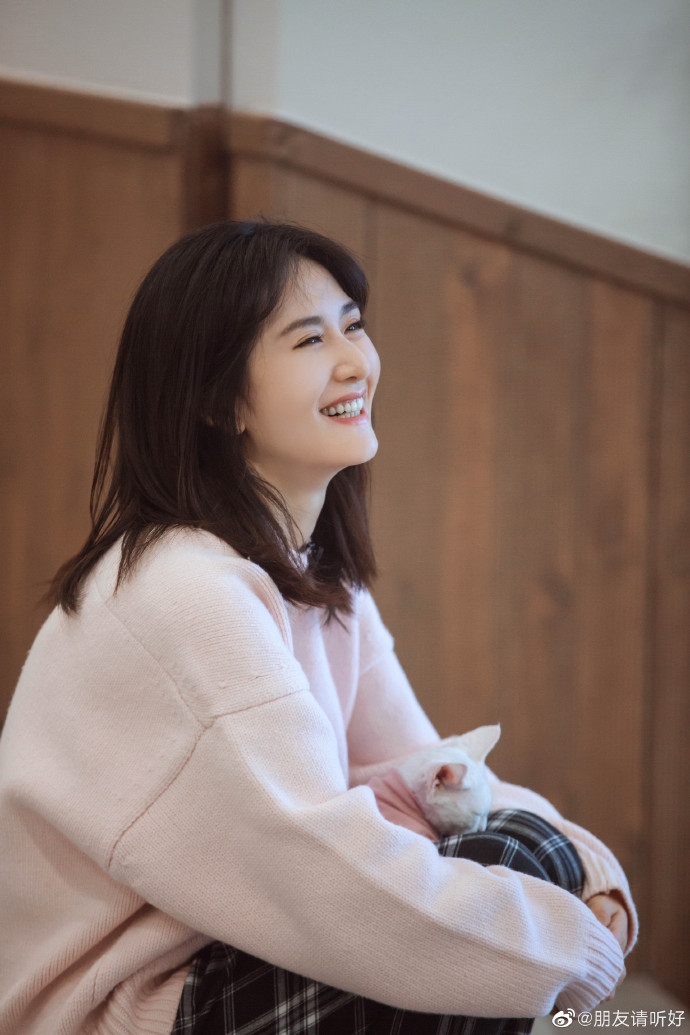 谢娜穿粉色毛衣温柔恬静侧颜精致露治愈笑容