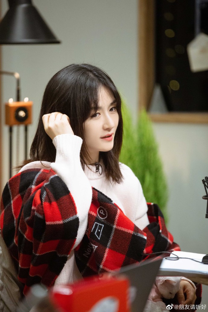照片中的谢娜身穿粉色毛衣温柔恬静,侧颜精致露治愈笑容.