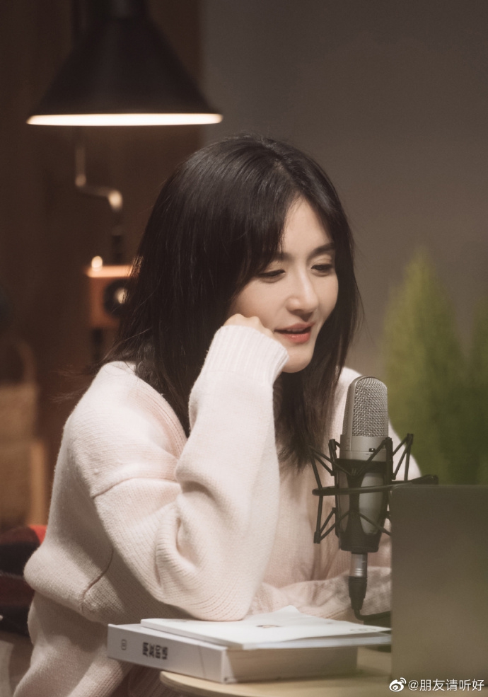 谢娜穿粉色毛衣温柔恬静侧颜精致露治愈笑容