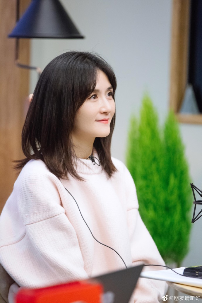 谢娜穿粉色毛衣温柔恬静侧颜精致露治愈笑容