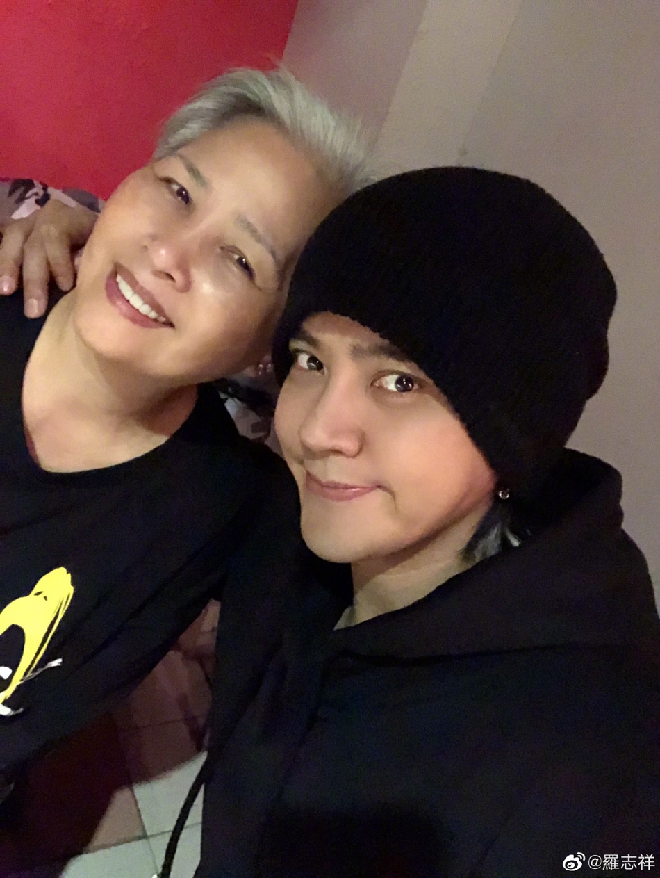 分享与妈妈玩游戏的趣事,照片中罗志祥搂着妈妈,母子二人相互依偎幸福