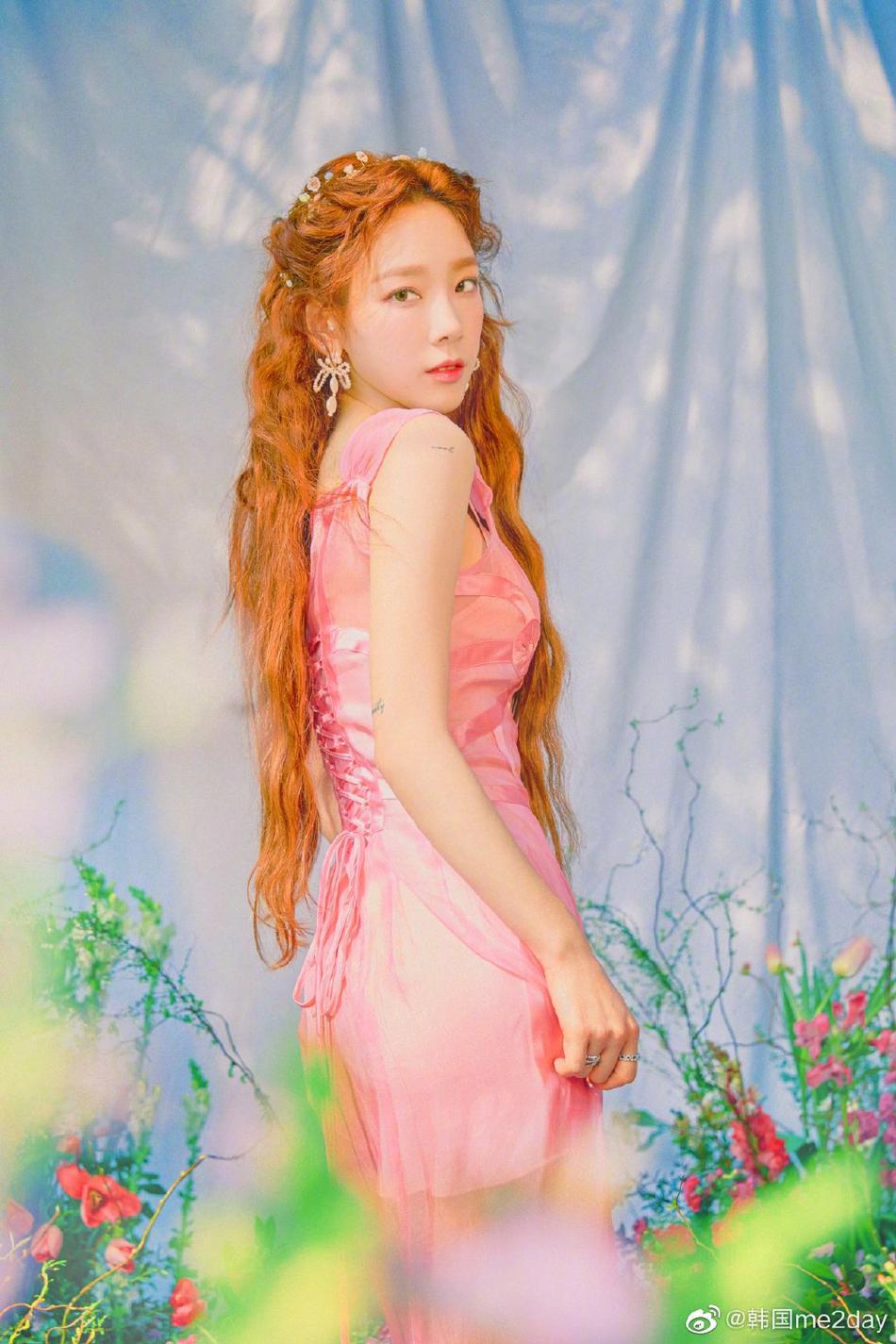 泰妍新数码单曲预告照公开 穿粉色长裙置身花丛中似仙女