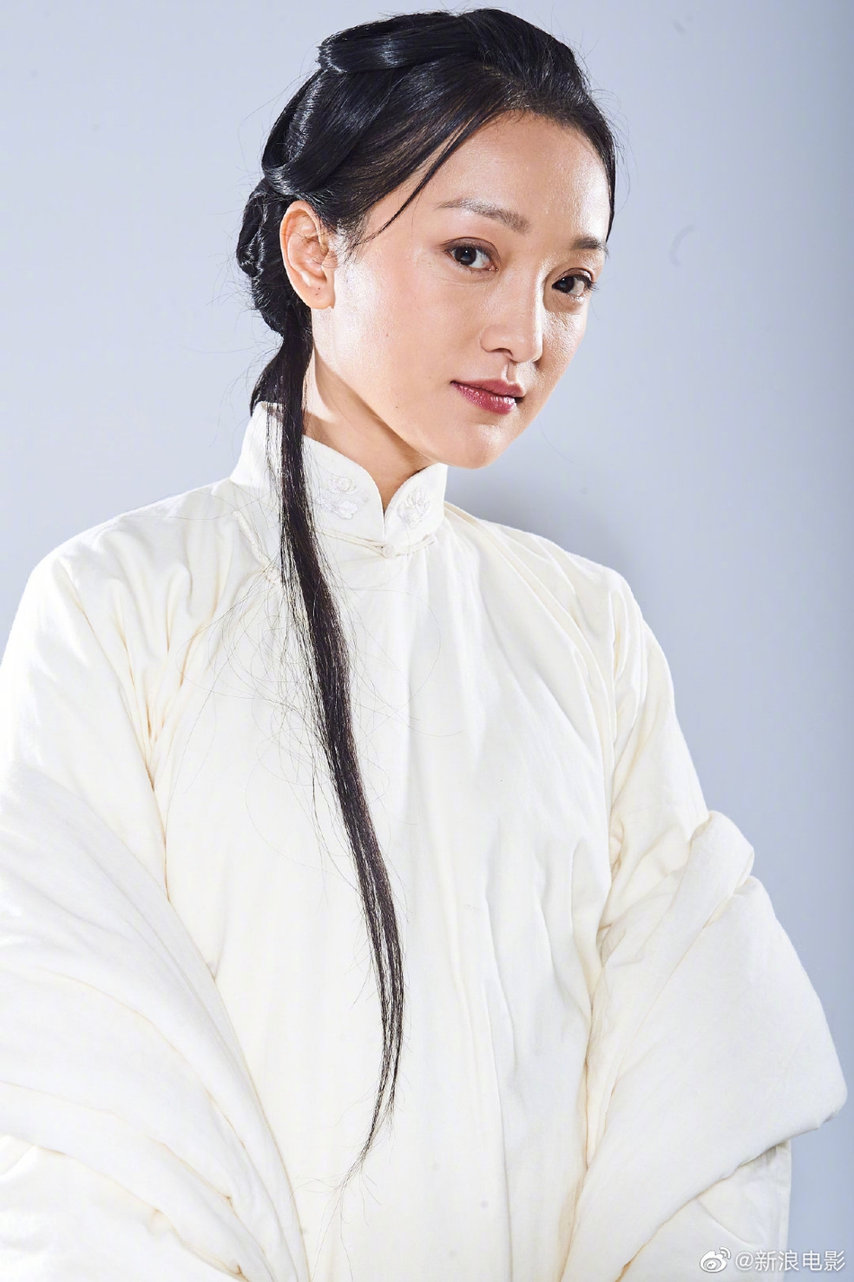 周迅早年片场照曝光身穿白裙超仙做鬼脸活泼可爱