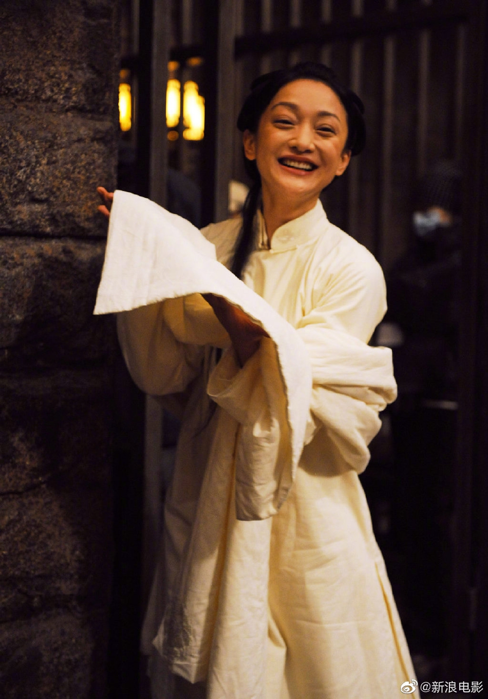 周迅早年片场照曝光身穿白裙超仙做鬼脸活泼可爱