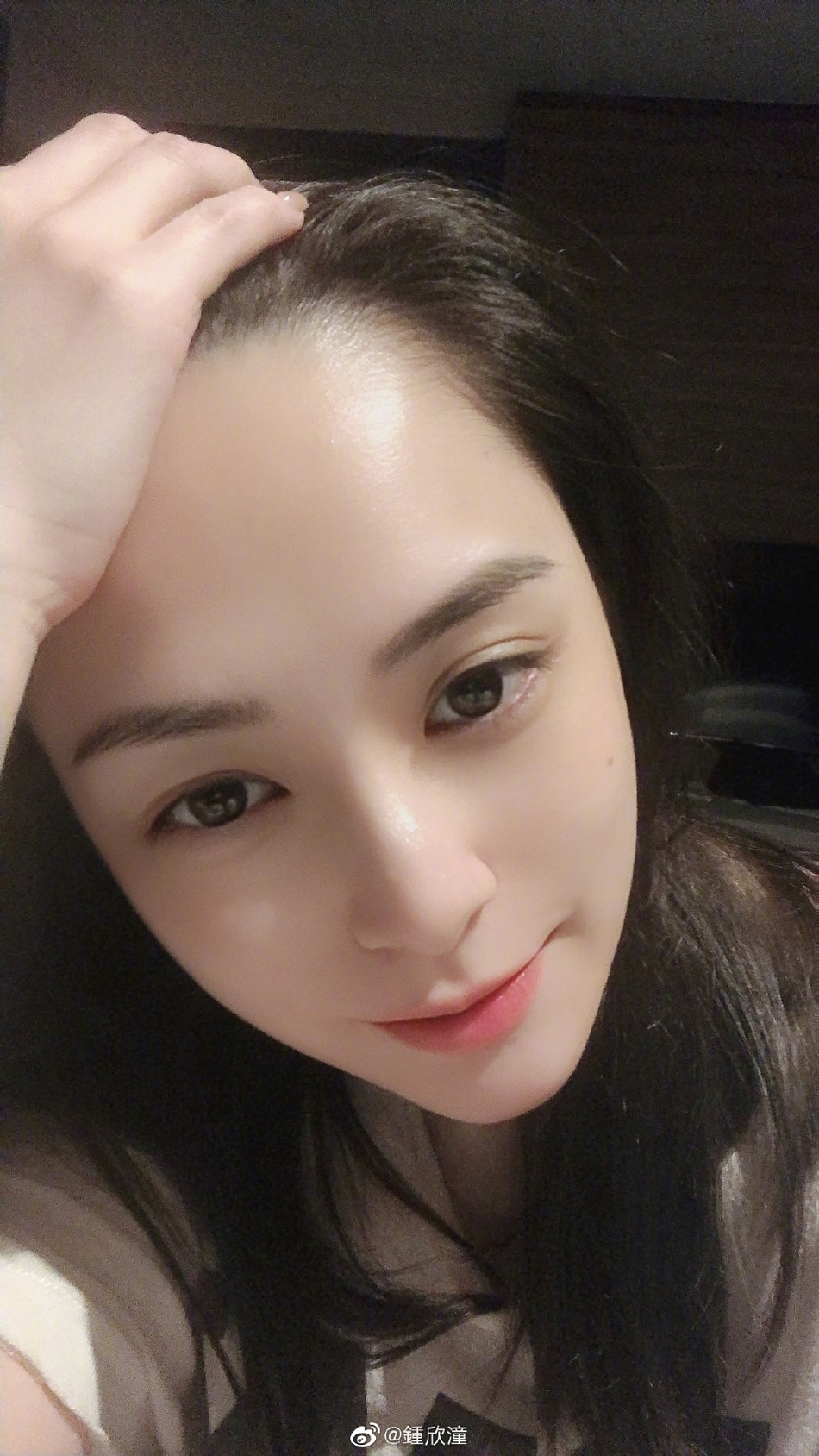 阿娇久违晒自拍秀锁骨 对镜甜笑皮肤白皙状态好