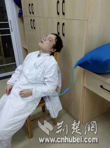 在石首市双创中心隔离病区，一位因工作劳累晕倒吸氧的护士