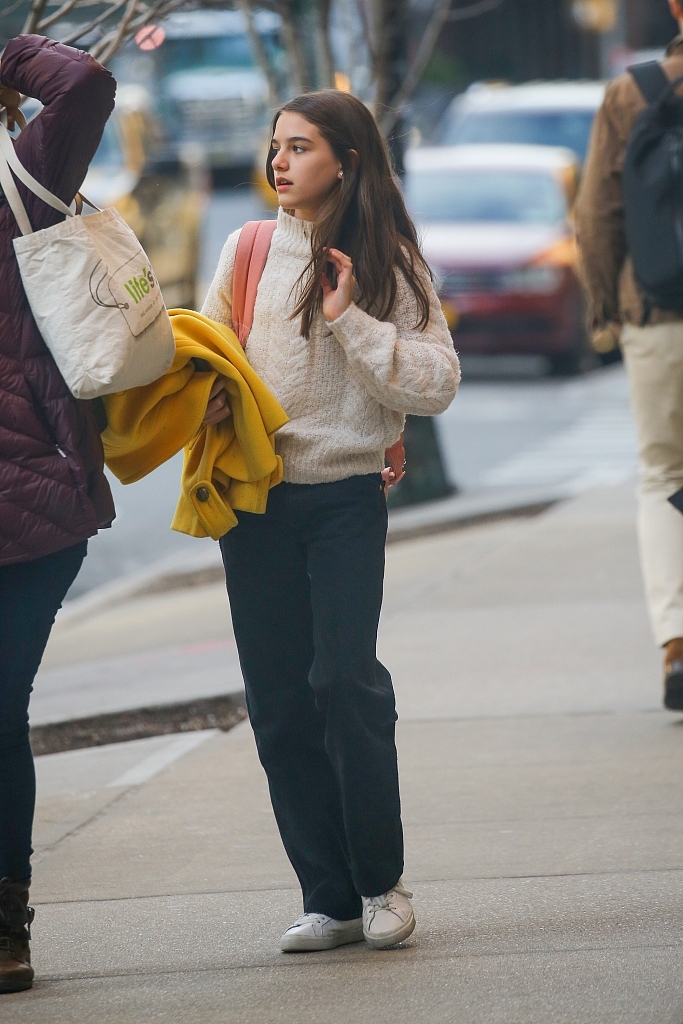 苏瑞外出压马路长腿抢镜五官精致颜值超高