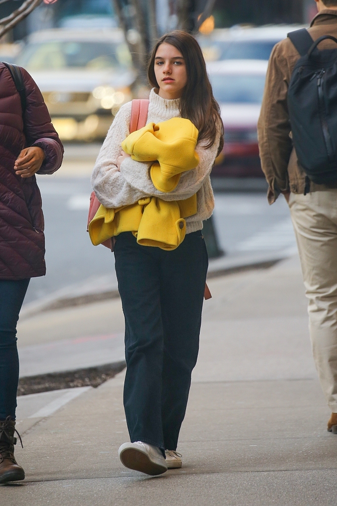 苏瑞外出压马路长腿抢镜五官精致颜值超高