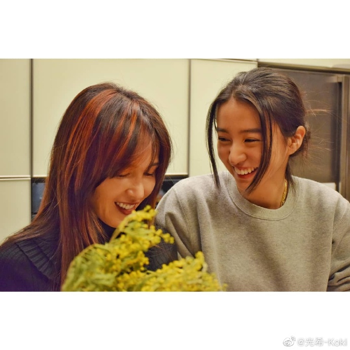 木村光希和妈妈一起做饭妈妈挑染头发时髦依旧