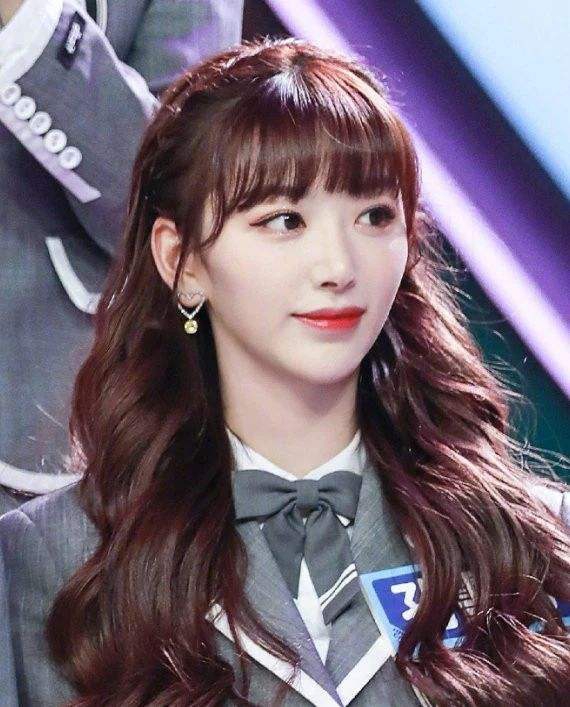 青你2选手孔雪儿旧照曝光斜刘海扎马尾略显青涩