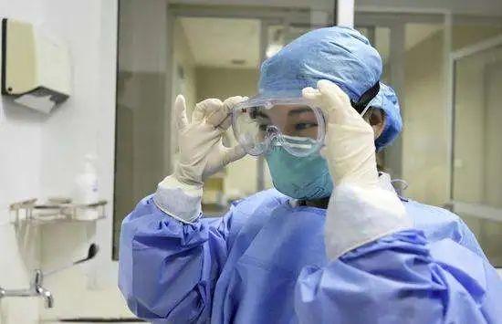 从一副护目镜到十所医院