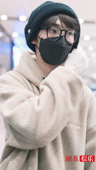 3月9日,时代少年团丁程鑫国外训练归来现身机场,戴口罩,防护手套防护