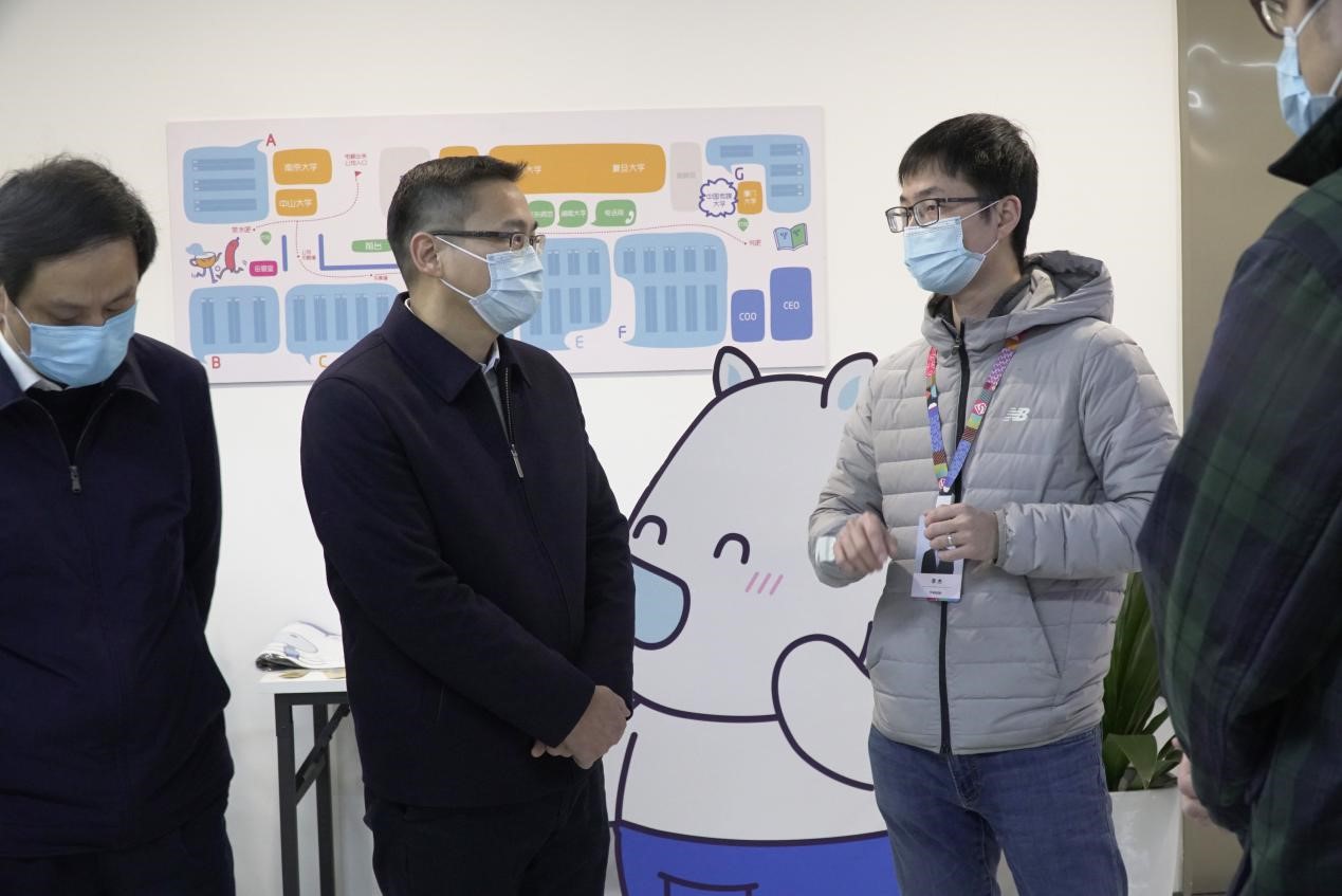 浙江省委组织部部委曹锦喜一行参观校宝在线,听取校宝疫情防控及复工