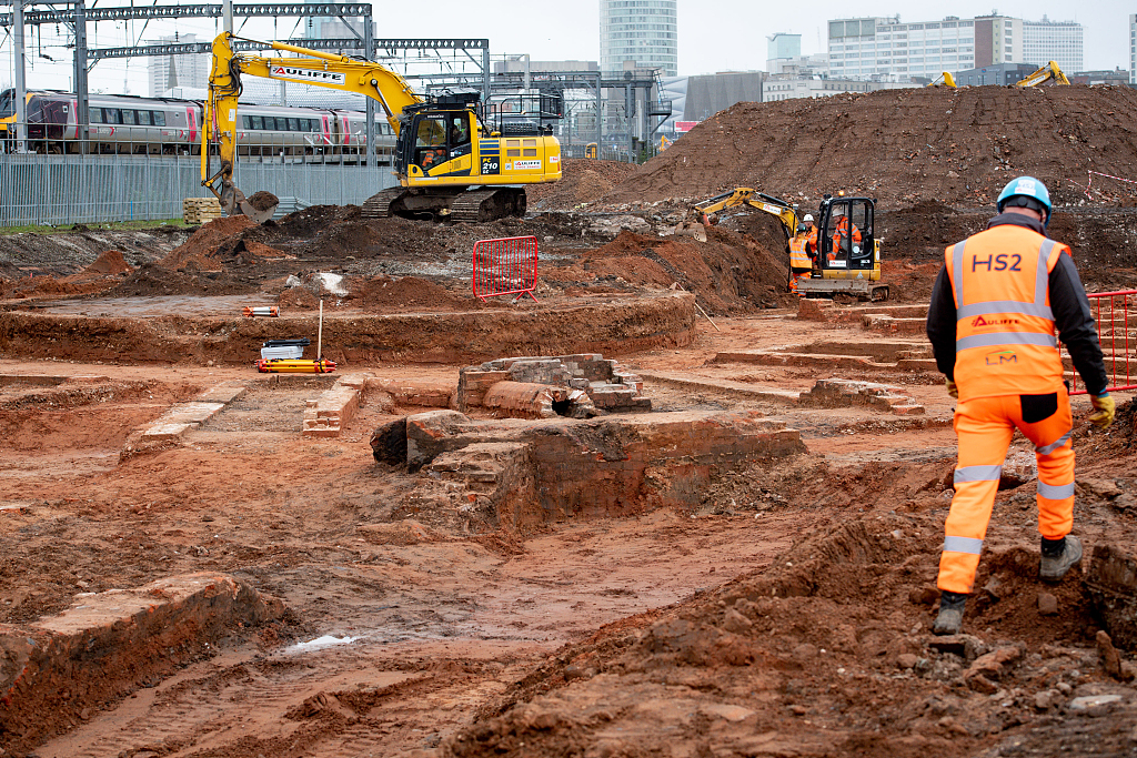 英国建公路意外挖出19世纪建筑物遗址 考古人员加紧发掘