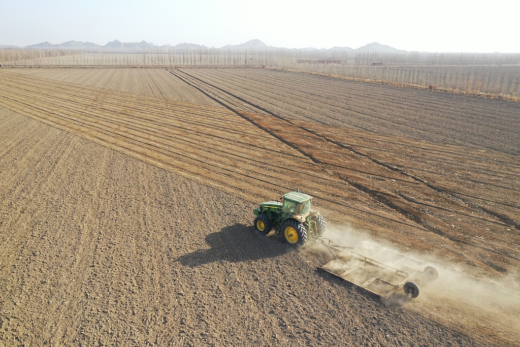 新疆双河职工驾驶拖拉机春耕整地忙