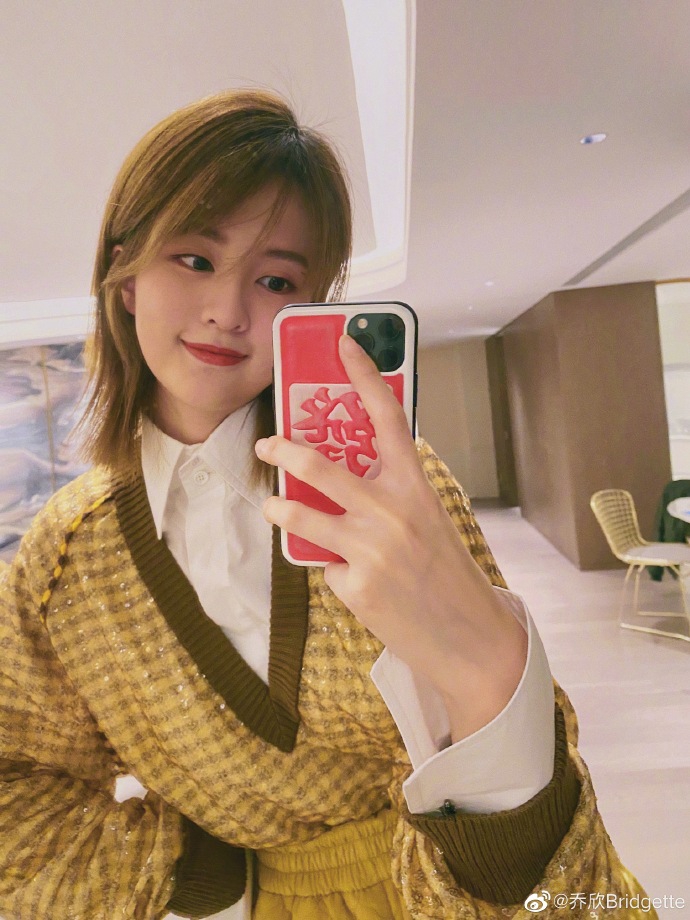 乔欣黄色系look春日气息浓对镜自拍笑容甜美长腿吸睛