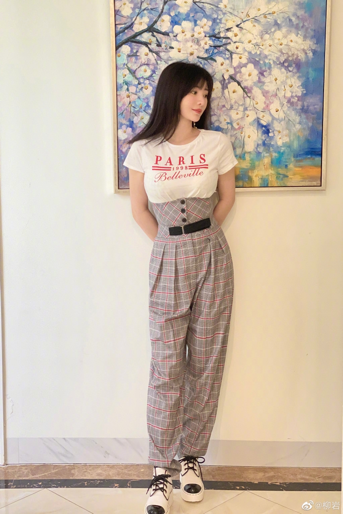 柳岩穿格纹套装优雅妩媚回眸灿笑尽显好身材