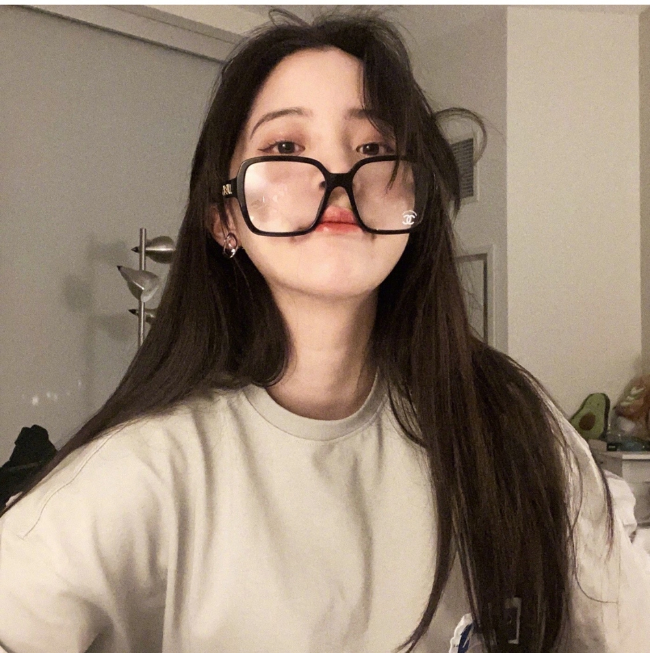 欧阳娜娜戴黑框眼镜托腮自拍表情搞怪潮范儿十足